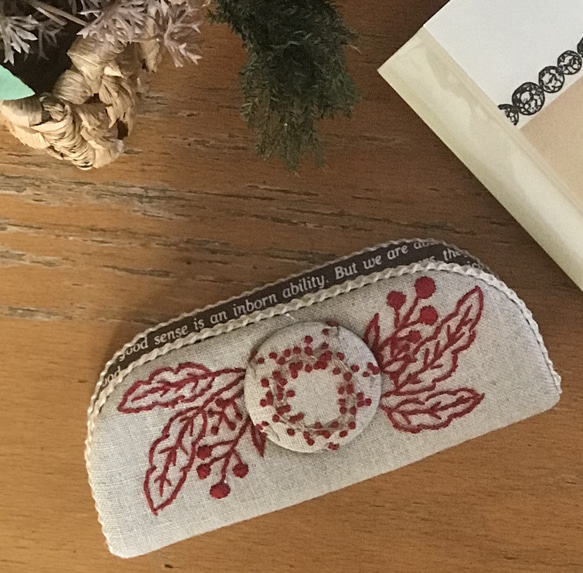 赤い木の実と葉　刺繍　ナチュラルで　おしゃれメガネスタンド　メガネケース　眼鏡置き　 6枚目の画像