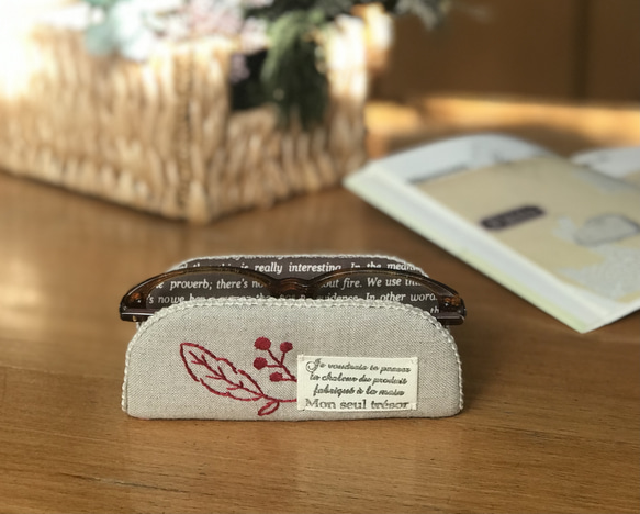 赤い木の実と葉　刺繍　ナチュラルで　おしゃれメガネスタンド　メガネケース　眼鏡置き　 3枚目の画像