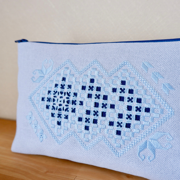 【単-HITOE-シリーズ】和洋刺繍のタッセルポーチ＊Lサイズ＊水色【こぎん刺し×ハーダンガー刺繍】 3枚目の画像