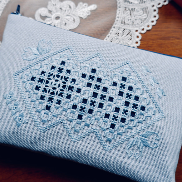 【単-HITOE-シリーズ】和洋刺繍のタッセルポーチ＊Lサイズ＊水色【こぎん刺し×ハーダンガー刺繍】 8枚目の画像