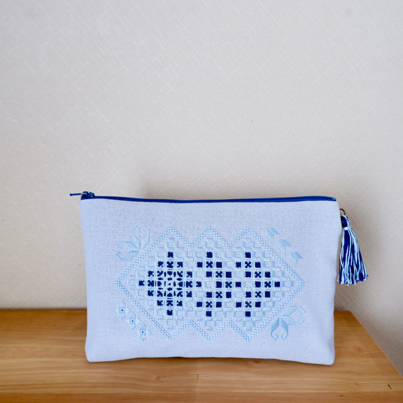 【単-HITOE-シリーズ】和洋刺繍のタッセルポーチ＊Lサイズ＊水色【こぎん刺し×ハーダンガー刺繍】 1枚目の画像