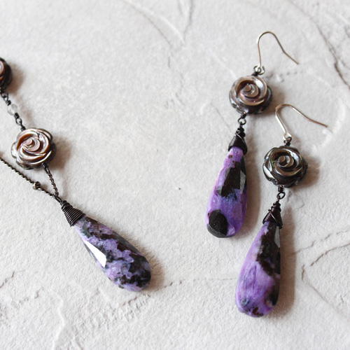 チャロアイトと黒蝶貝のバラのピアス sv925 ピアス（フック・チェーン  