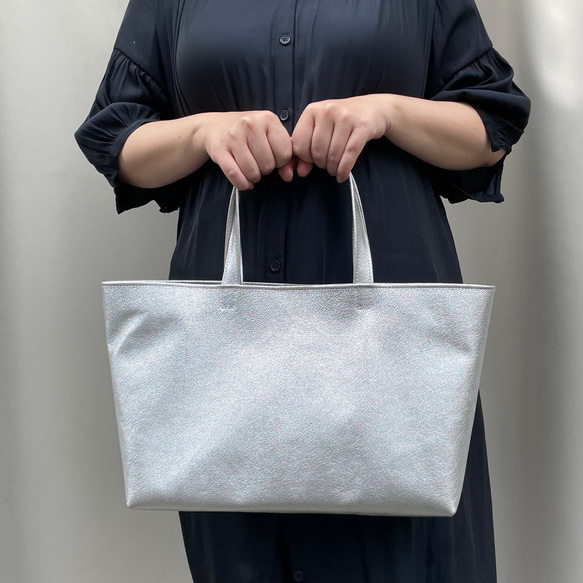 ピッグスキンのトートバッグ　 シルバー 2枚目の画像