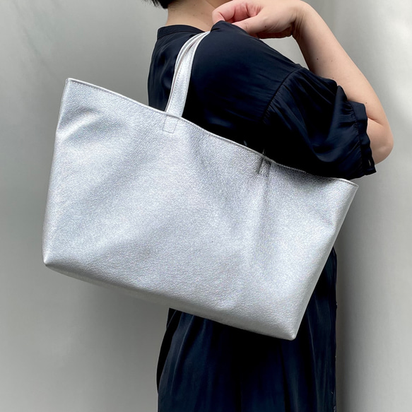 ピッグスキンのトートバッグ　 シルバー 3枚目の画像