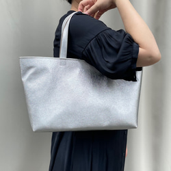 ピッグスキンのトートバッグ　 シルバー 1枚目の画像