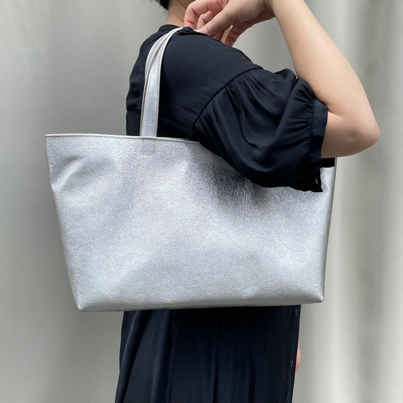 ピッグスキンのトートバッグ　 シルバー 1枚目の画像