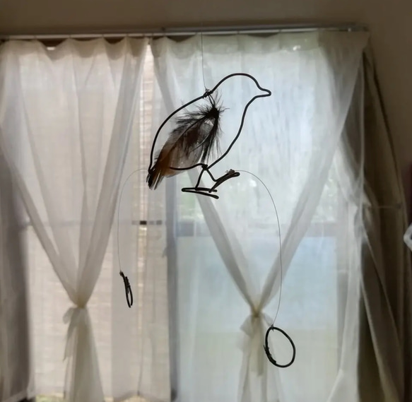 【うずら】 羽毛とワイヤーの鳥モビール 北欧テイスト シンプル フェザー 3枚目の画像