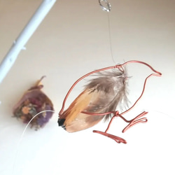 【うずら】 羽毛とワイヤーの鳥モビール 北欧テイスト シンプル フェザー 1枚目の画像