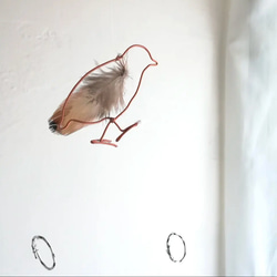 【うずら】 羽毛とワイヤーの鳥モビール 北欧テイスト シンプル フェザー 2枚目の画像