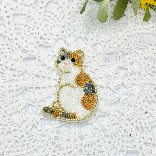 猫ブローチ 金平糖を抱える三毛猫 白 刺繍 ビーズ ハンドメイド 