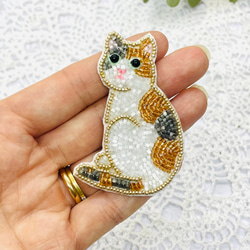 ビーズ刺繍の猫ブローチ・三毛猫 2枚目の画像