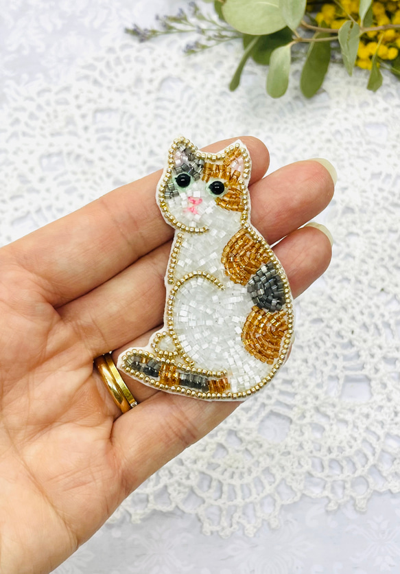 ビーズ刺繍の猫ブローチ・三毛猫 2枚目の画像