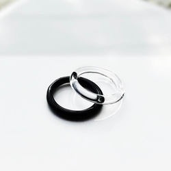 黒×クリア×梨地加工で モノトーンコーデも　細身・軽やかリング　シンプル・ストレートのガラスの指輪　 3枚目の画像