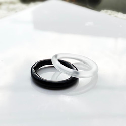黒×クリア×梨地加工で モノトーンコーデも　細身・軽やかリング　シンプル・ストレートのガラスの指輪　 2枚目の画像