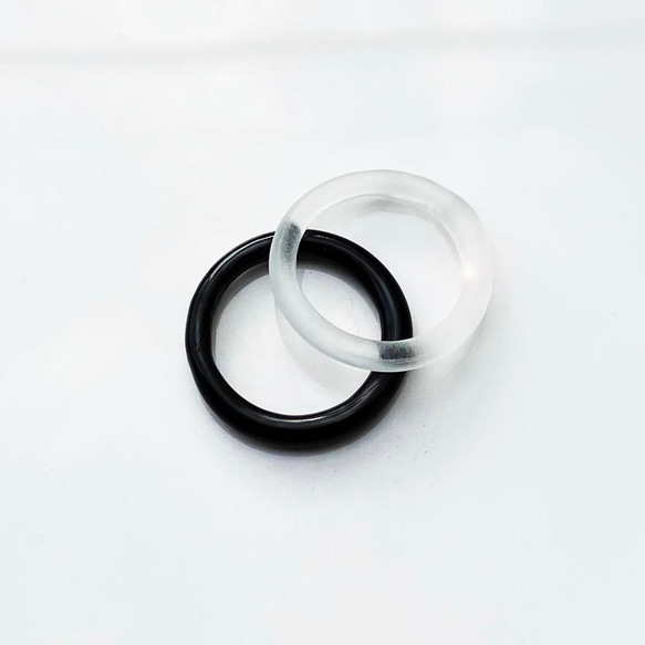 黒×クリア×梨地加工で モノトーンコーデも　細身・軽やかリング　シンプル・ストレートのガラスの指輪　 4枚目の画像