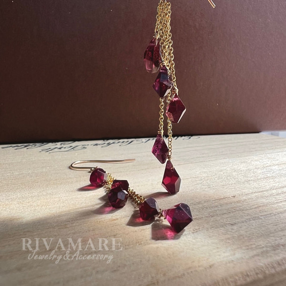 「艶を纏うレッドソール」ロードライトガーネット ラフカット 赤紫色 シャンデリアピアス/イヤリング 2枚目の画像