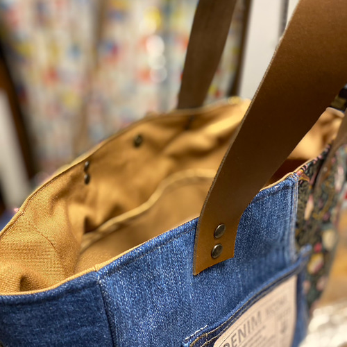 デニムと革のトートバッグ：デニム×モリスコレクションいちご