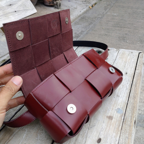 【極美品】ラコステ　赤　メタリックカラー　レザー ボディバック 極美品】ラコステ 赤 メタリックカラー レザー ボディバック