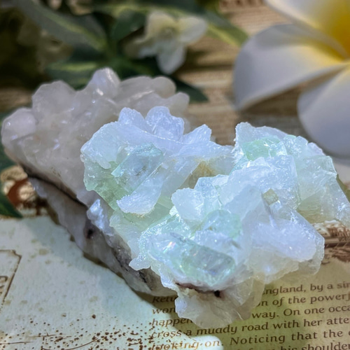 カルセドニー共生　天使の水晶　レインボー　アポフィライト　原石　クラスター カルセドニー共生 天使の水晶 レインボー アポフィライト 原石