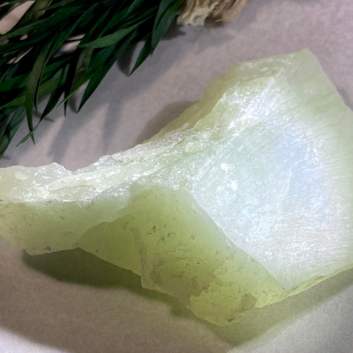 天然ネフライト 翡翠 軟玉 鑑賞石 天然石 自然石 水石 木製台座付き ネフライト（軟玉翡翠）｜産地・ロシア ラウンド6mm 半連/1連