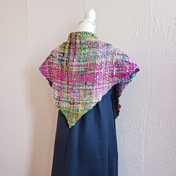 アートヤーンのマーガレット織り三角ショール　手紡ぎ　手織り（品番216） 6枚目の画像