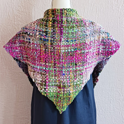 アートヤーンのマーガレット織り三角ショール　手紡ぎ　手織り（品番216） 5枚目の画像