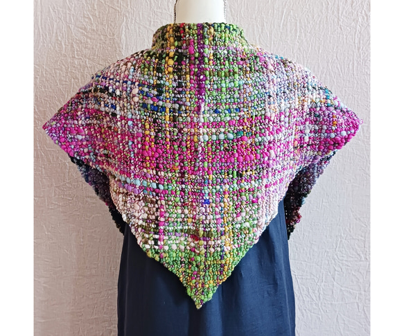アートヤーンのマーガレット織り三角ショール　手紡ぎ　手織り（品番216） 5枚目の画像