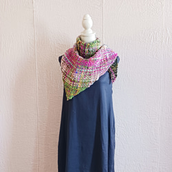 アートヤーンのマーガレット織り三角ショール　手紡ぎ　手織り（品番216） 2枚目の画像