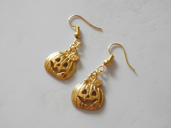 ★選べる金具♪8種類！★Happy Halloween☆彡 ジャックオーランタンのピアス ～gold　＊チャリティー 5枚目の画像