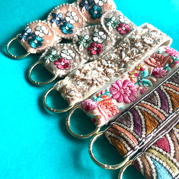 リングショートストラップ スマホストラップ キーホルダー チャーム インド刺繍リボン インド刺繍 タグ 2枚目の画像