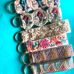 リングショートストラップ スマホストラップ キーホルダー チャーム インド刺繍リボン インド刺繍 タグ 3枚目の画像