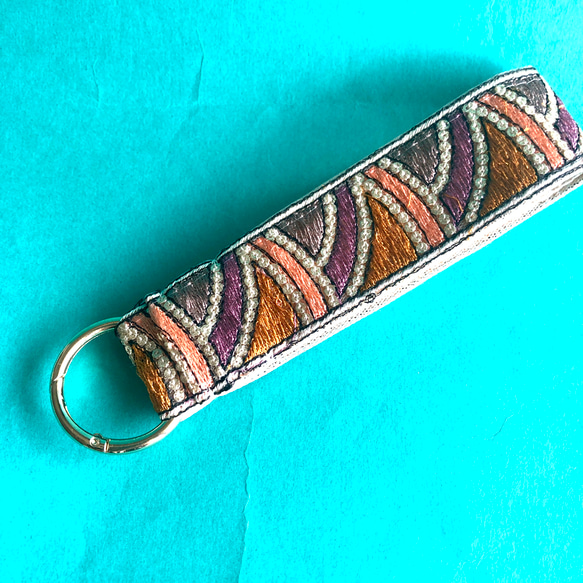 リングショートストラップ スマホストラップ キーホルダー チャーム インド刺繍リボン インド刺繍 タグ 1枚目の画像