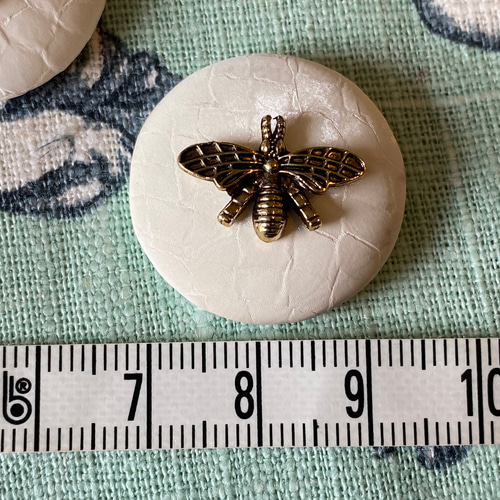 新入荷！アンティーク調でお洒落！『秋冬仕様にぴったり！蜂の