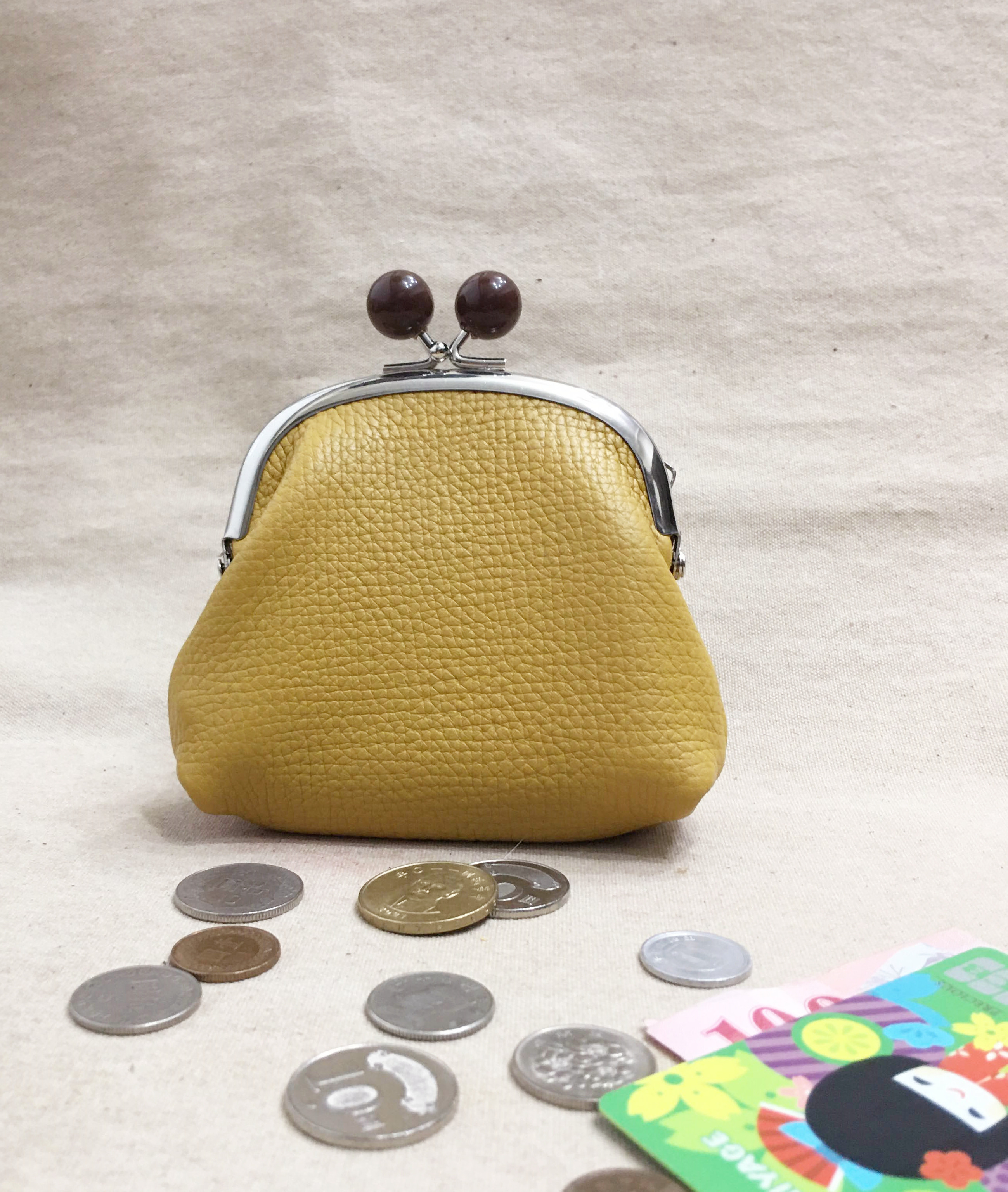 大珠扣奶黃色皮革口金包真皮蛙嘴包皮革日本口金手作口金包手拿包口金包錢包零錢包珠釦包復古皮包