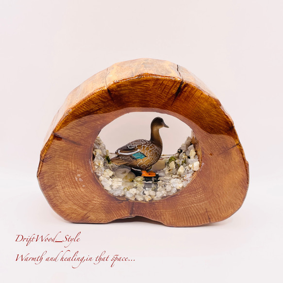 一つ限りの流木アート 水辺にたたずむカルガモ ジオラマ 流木 フィギュア 置物 鳥 インテリア レジン N4 6枚目の画像