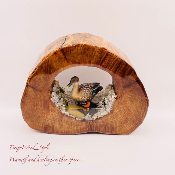 一つ限りの流木アート 水辺にたたずむカルガモ ジオラマ 流木 フィギュア 置物 鳥 インテリア レジン N4 2枚目の画像