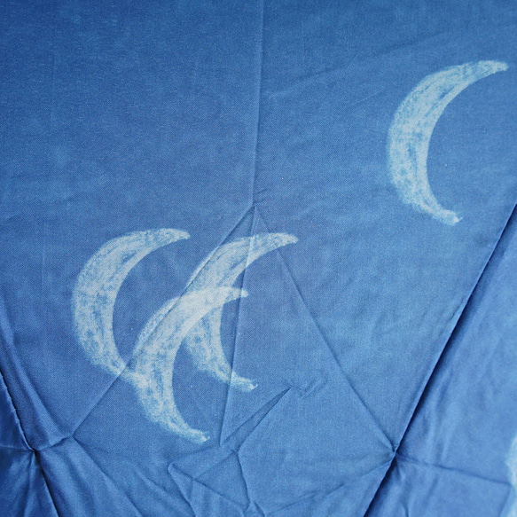 竹ハンドルの折りたたみ傘  晴雨兼用 moon navy 162014  日傘 雨傘 ネイビー 月柄 ALCEDO 5枚目の画像