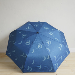 竹ハンドルの折りたたみ傘  晴雨兼用 moon navy 162014  日傘 雨傘 ネイビー 月柄 ALCEDO 2枚目の画像