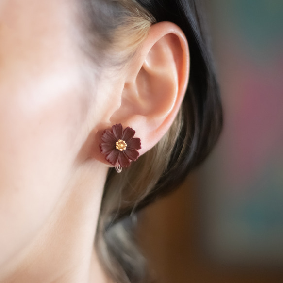 巧克力 波斯菊 珍珠 軟陶耳環 / 耳針 / 耳夾 第2張的照片