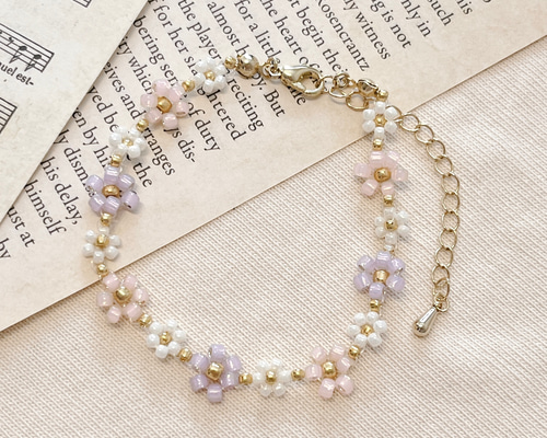 レジンブレスレット　お花　ヌーディ　ベージュアジャスター付き レジンブレスレット お花 ヌーディ ベージュアジャスター付き yui