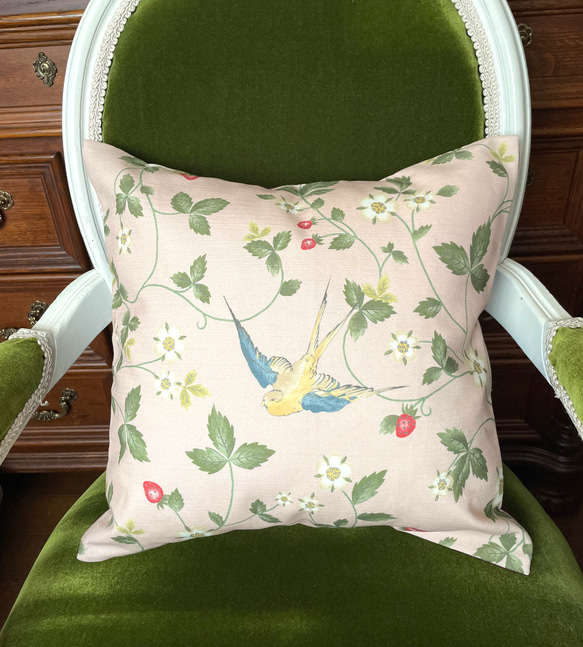 イギリス直輸入 ローラアシュレイ 刺繍クッション 展示品 オファー