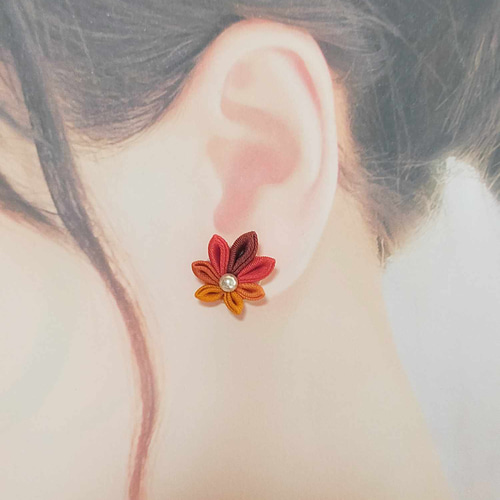 つまみ細工】秋の紅葉モミジのピアス/イヤリング（正絹） ピアス