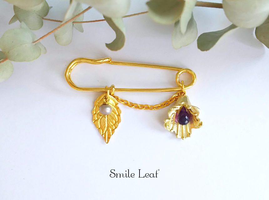 花とアメジスト&淡水パールのアンティーク風ブローチ