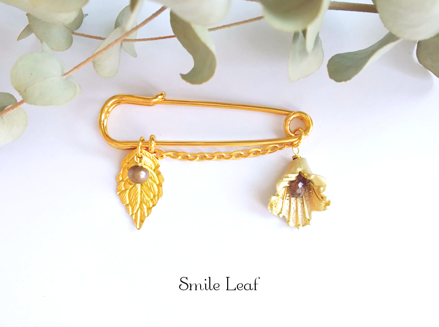 花とアンダリュサイト&淡水パールのアンティーク風ブローチ