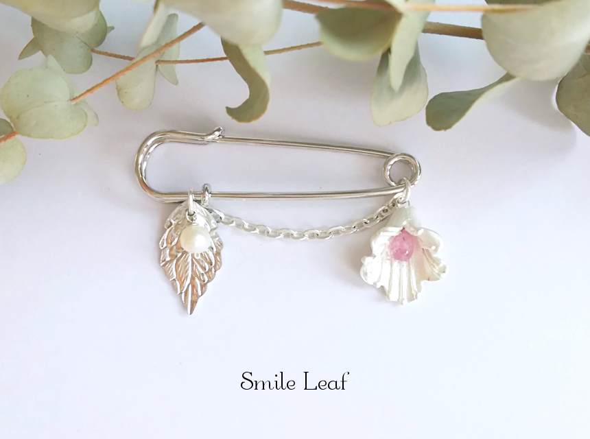 花とピンクサファイア&淡水パールのアンティーク風ブローチ