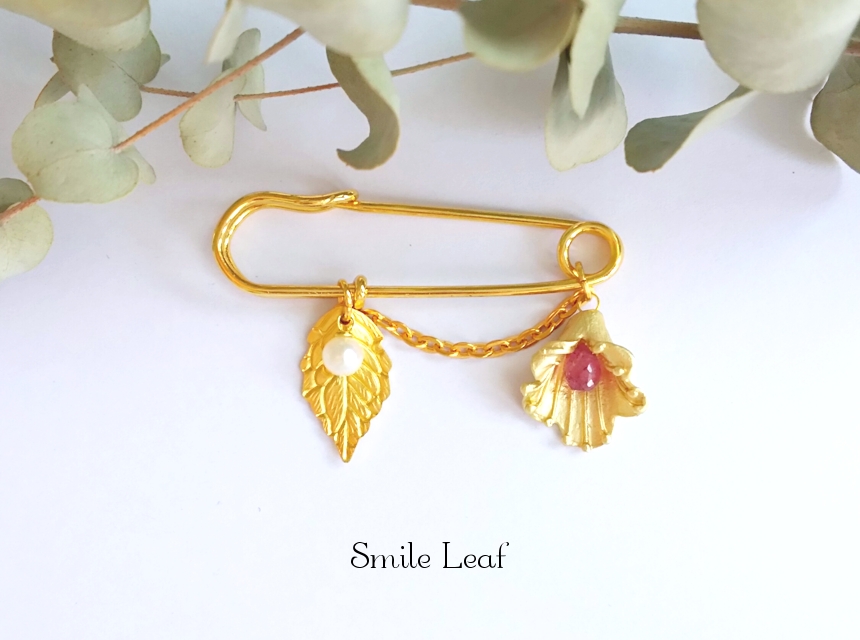 花とピンクサファイア&淡水パールのアンティーク風ブローチ