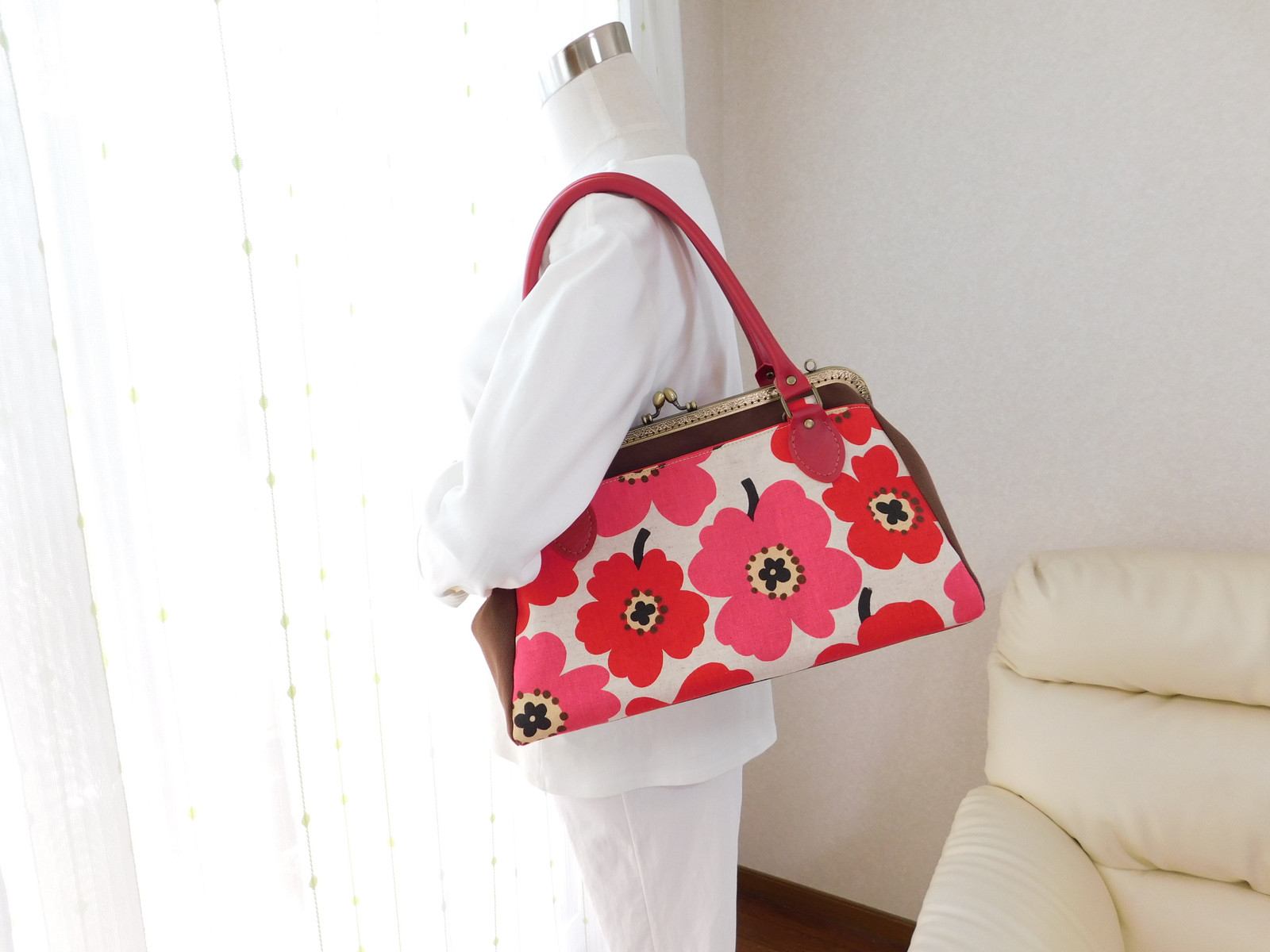 赤い花　がま口のボストンバッグ　2Way（ショルダー付き）
