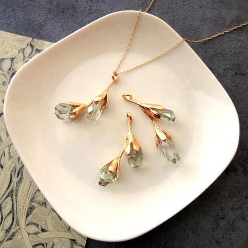 つぼみデザインのネックレス □ ボタニカル 14KGF □ 天然石 グリーン