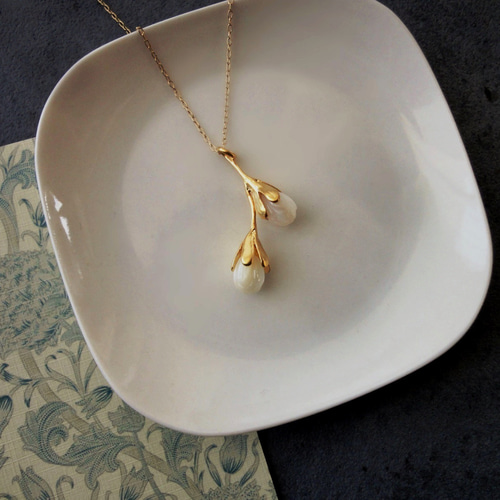 つぼみデザインのネックレス □ ボタニカル 14KGF □ 白蝶貝