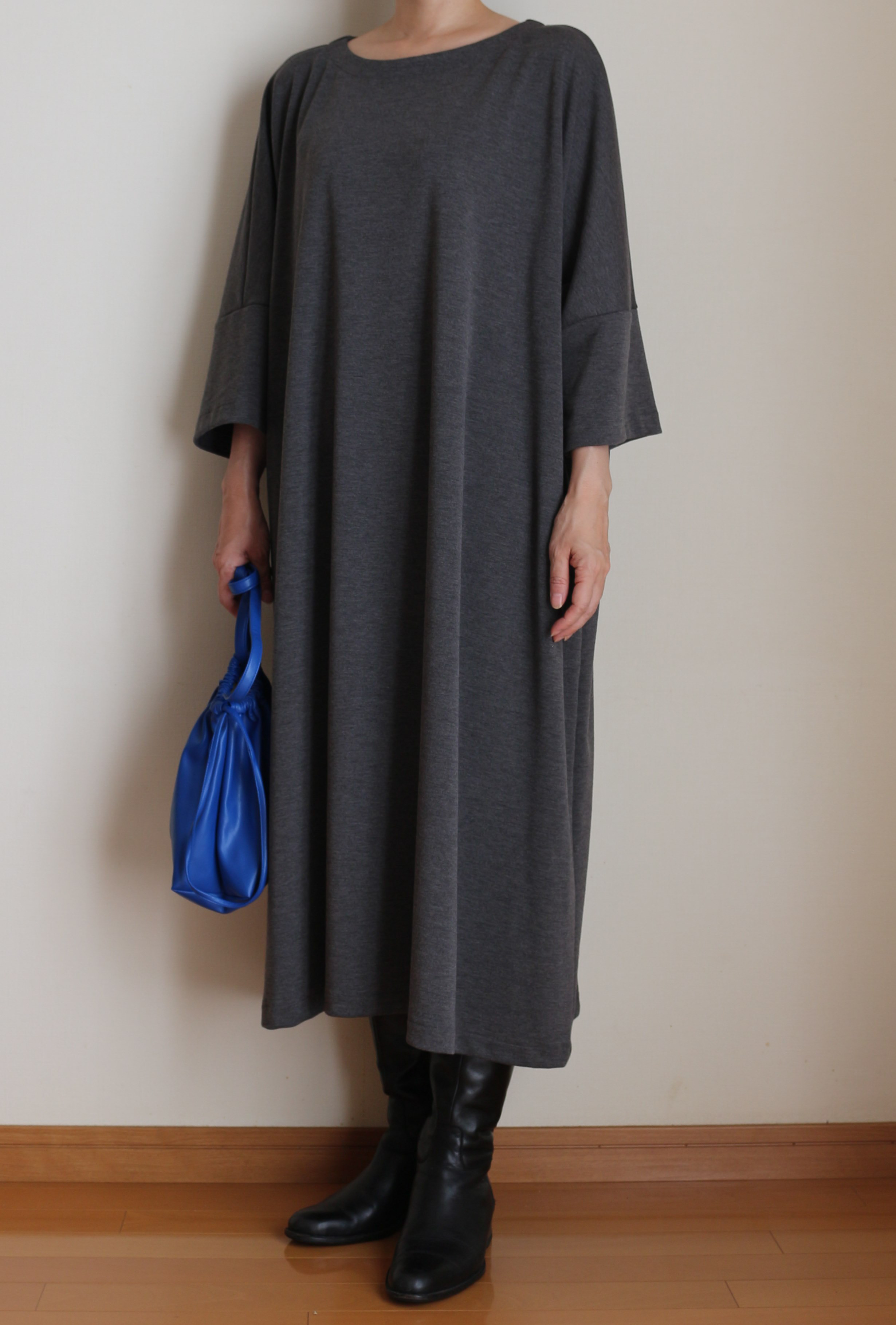 オーバーサイズのワンピース　ドルマン　グレー　スリーシーズン可能